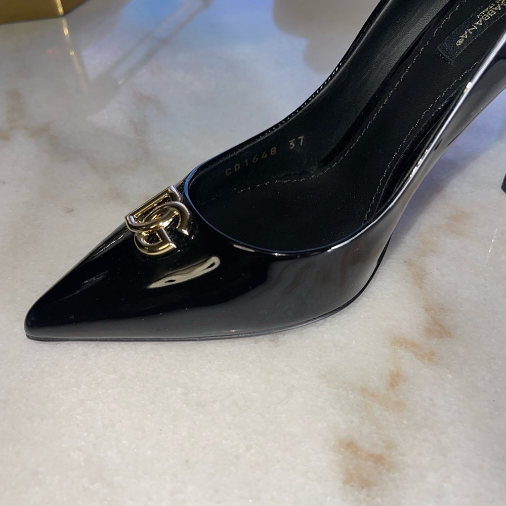 Dolce & Gabbana DG Plaque Pointed Toe Pump in Black Patent Leather New - Picture 11 of 11